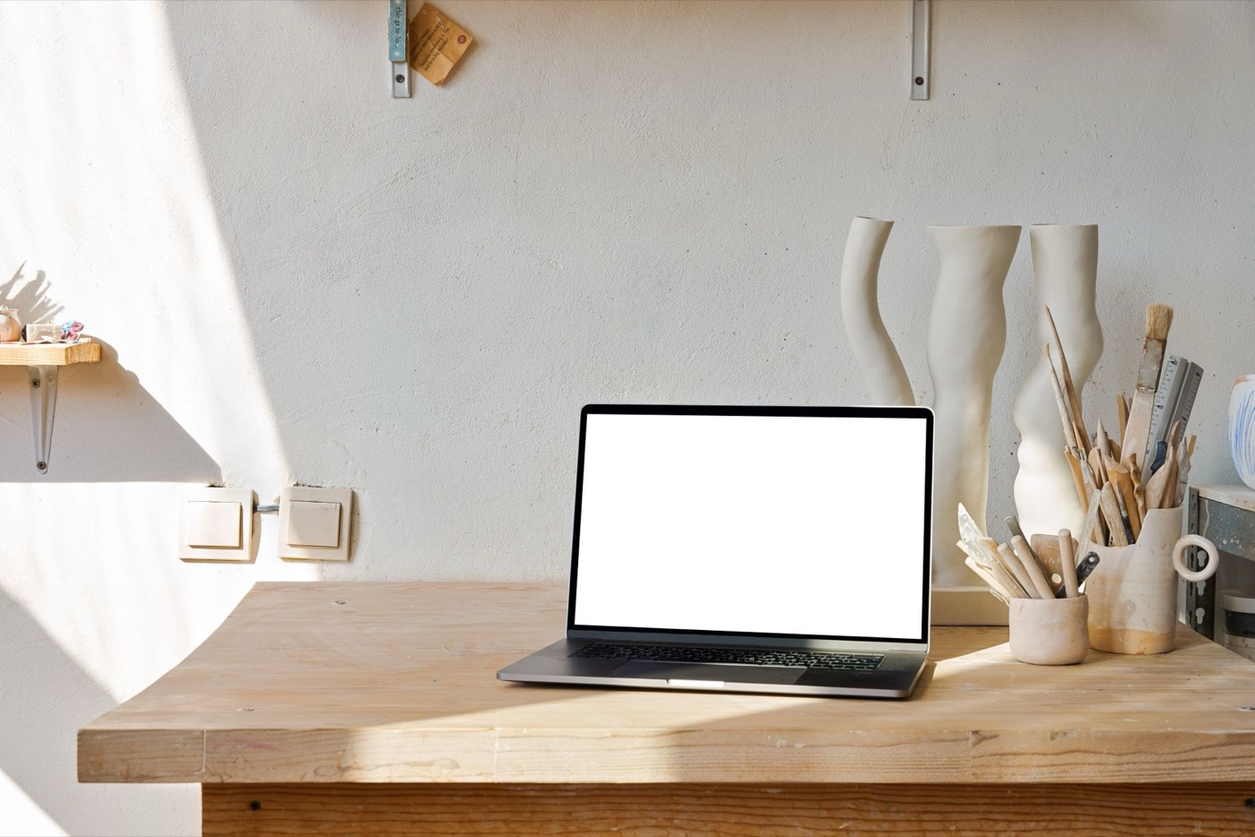 Arbeitsplatz im Studio mit Laptop bei Tageslicht