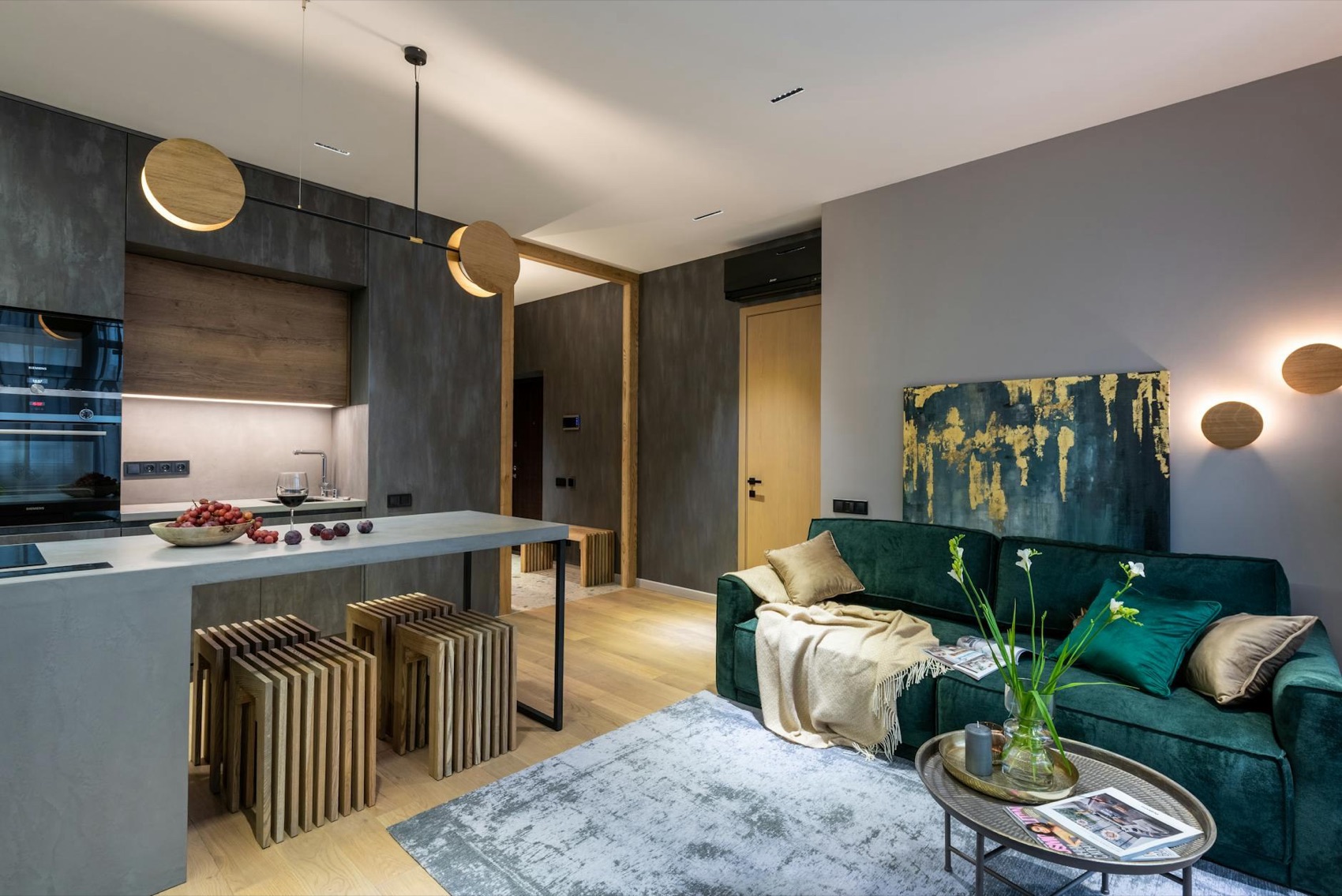Modernes Wohnzimmer mit warmer, smarter Beleuchtung am Abend
