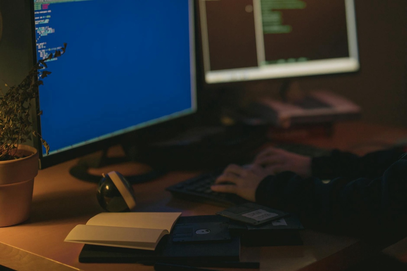 Entwicklung an mehreren Bildschirmen mit Programmcode